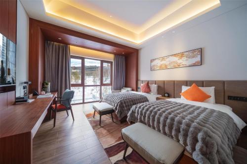 Postel nebo postele na pokoji v ubytování Oakwood Suites Chongli