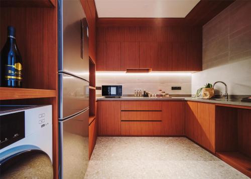 Kuchyň nebo kuchyňský kout v ubytování Oakwood Suites Chongli