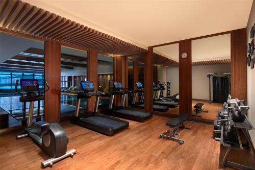 Fitness centrum a/nebo fitness zařízení v ubytování Oakwood Suites Chongli