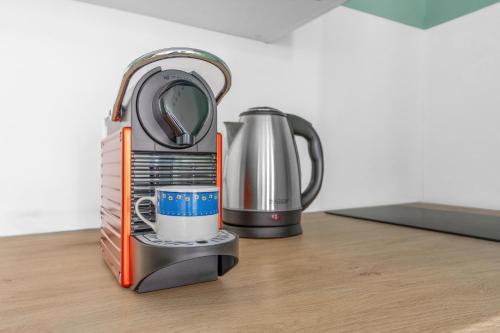 Příslušenství pro přípravu čaje a kávy v ubytování new cozyflat free wifi e AC 7 min Rho fiera
