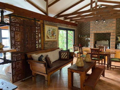 ein Wohnzimmer mit Sofa und Tisch in der Unterkunft Rosetta River Retreat in Mooirivier