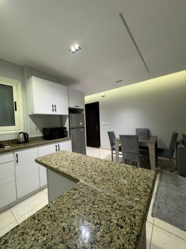 Kuchyň nebo kuchyňský kout v ubytování Evoke suites royal