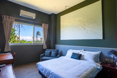 Un dormitorio con una cama y una ventana y una silla. en 都蘭 海鄰民宿 Dulan Cove, en Donghe