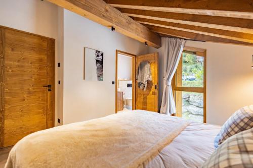 a bedroom with a large bed and a window at Chalets Killington #4 - 4 guests in Les Allues