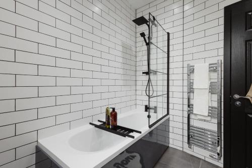 Et badeværelse på Luxury 3 Bed Home Near Peak District with Cinema Room