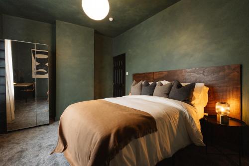 En eller flere senge i et værelse på Luxury 3 Bed Home Near Peak District with Cinema Room