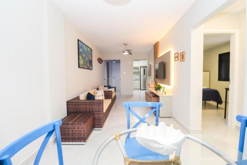 a living room with a blue chair and a living room at Apartamento Garden Caiobá com Piscina Praia Brava in Matinhos