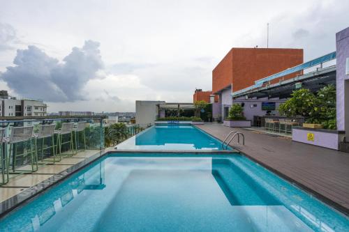 La alberca dentro o cerca de DoubleTree Suites by Hilton Bengaluru Outer Ring Road