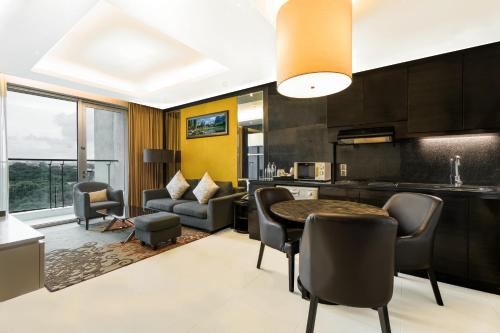Un lugar para sentarse en DoubleTree Suites by Hilton Bengaluru Outer Ring Road