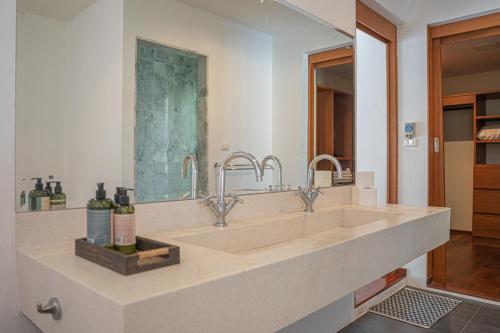 Fotografie z fotogalerie ubytování Rawai - Luxury 2 bedroom Private Pool Villa v destinaci Ban Saiyuan (1)