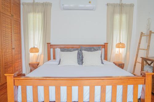 Postel nebo postele na pokoji v ubytování Rawai - Luxury 2 bedroom Private Pool Villa