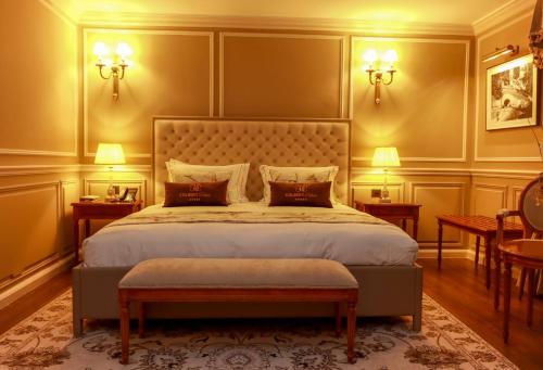 Postel nebo postele na pokoji v ubytování Hôtel Colbert Palace