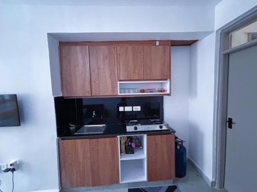 Η κουζίνα ή μικρή κουζίνα στο TSAVO ROYSAMBU Citynest