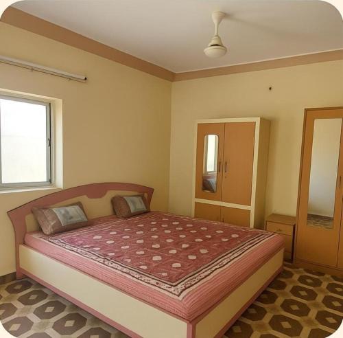 Postel nebo postele na pokoji v ubytování Shivalay Home Stay