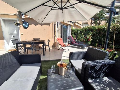 Lovely apartment with private garden and a swimming-pool