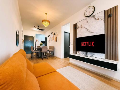 Гостиная зона в Aston Acacia Luxe Retreat 7-8Pax with Free Netflix