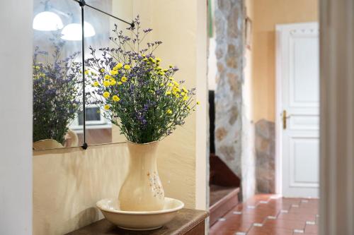 un vaso con dei fiori appoggiato su un tavolo di Los Nardos a Montijos