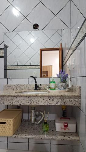 een badkamer met een wastafel en een spiegel bij Casa Térrea em Correntina in Correntina