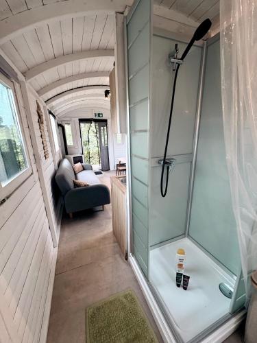 a view of a shower in a tiny house at La Roulotte de Papou - 2 adultes & 1 enfant in Frasnes-lez-Anvaing