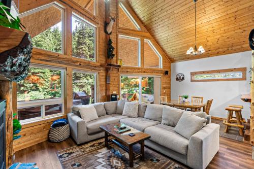 Χώρος καθιστικού στο Coal Creek Cabin