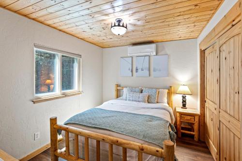 Ένα ή περισσότερα κρεβάτια σε δωμάτιο στο Coal Creek Cabin