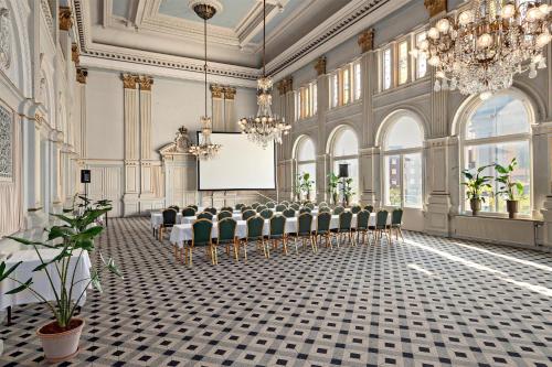 una sala de conferencias con sillas y una pantalla. en Karlskrona Stadshotell, Best Western Signature Collection, en Karlskrona