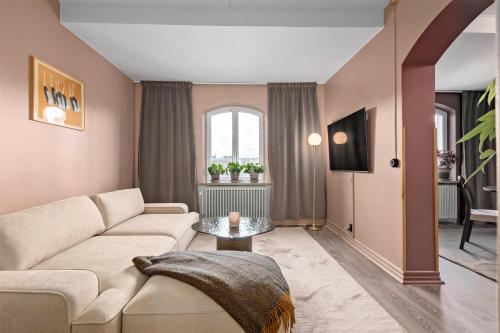 una sala de estar con un sofá y una mesa en Karlskrona Stadshotell, Best Western Signature Collection, en Karlskrona