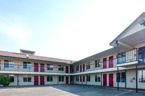 an empty parking lot in front of a building at King City Motel by OYO Pasco in Pasco