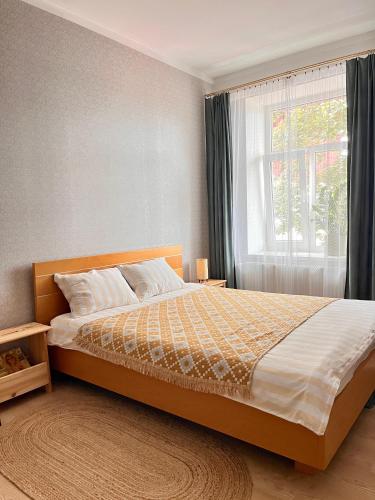 sypialnia z dużym łóżkiem i oknem w obiekcie Nice&cozy flat No7 w Rydze
