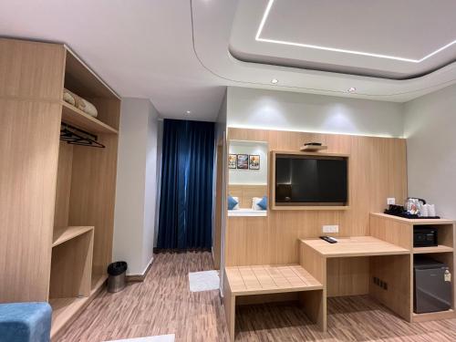 Μια τηλεόραση ή/και κέντρο ψυχαγωγίας στο Hotel Paras