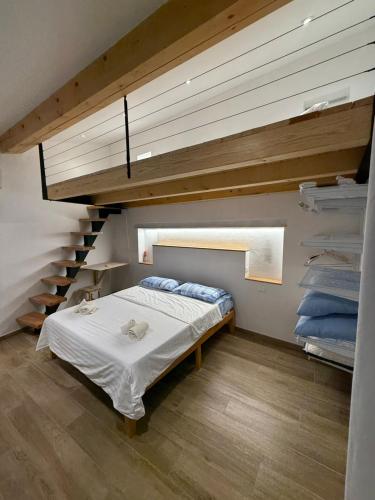 Un dormitorio con una cama y una escalera. en Casa Samy, en Desenzano del Garda