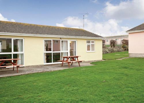 a picnic table in front of a house at Anglesey Bungalows in Trearddur