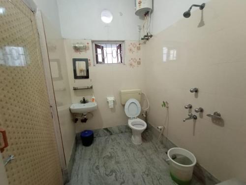 kolkataにあるKolkata Swan Homeのトイレと洗面台付きのバスルーム