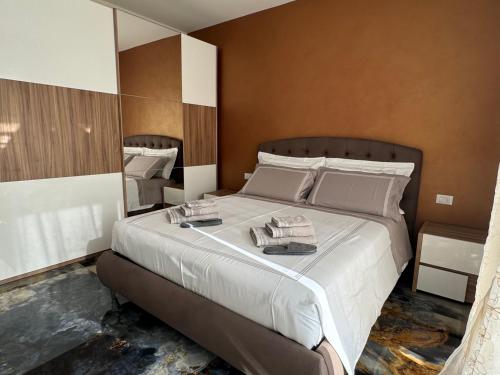 a bedroom with a large bed with a mirror at Aurora Rooms and Suite in Albignasego