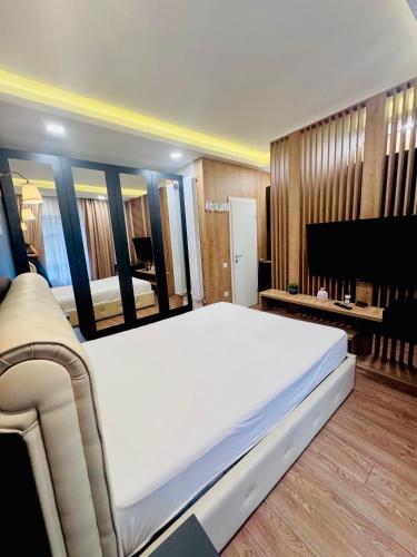 シビウにあるBalcescu Loftのベッドルーム(大きな白いベッド1台、ピアノ付)