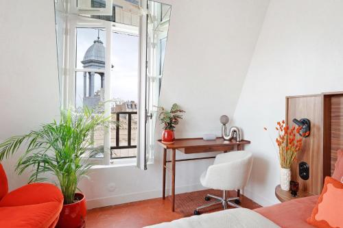 Coin salon dans l'établissement la suite rouge du marais