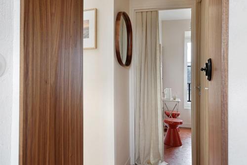 Salle de bains dans l'établissement la suite rouge du marais