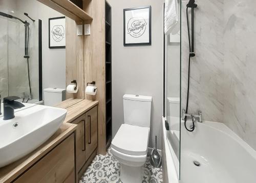 Bilik mandi di Helsey Farm Cottages