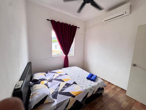 a bedroom with a bed and a window at Homestay Tanah Liat in Bukit Mertajam