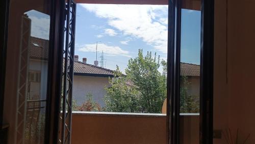 an open window with a view of a house at Appartamento in Garbagnate Milanese