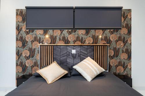cabecero de cama con 2 almohadas en La Terrasse - Wifi - Parking - Clim, en Laval