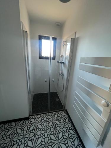 Ένα μπάνιο στο Maison bois 4 Ch Piscine & Spa proche Contis Océan