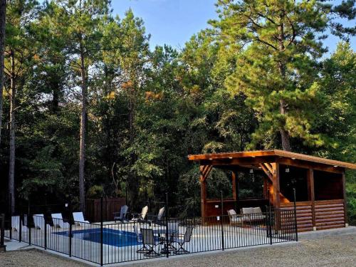 Πισίνα στο ή κοντά στο Spacious 5BR with Pond - Hot Tub - Games - Sleeps 19