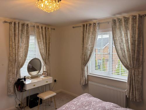 1 dormitorio con cama, espejo y tocador en ADI Holiday Home Lurgan, en Lurgan