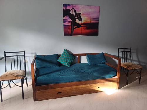 Ruang duduk di RJ Avenue 1BHK Apartment