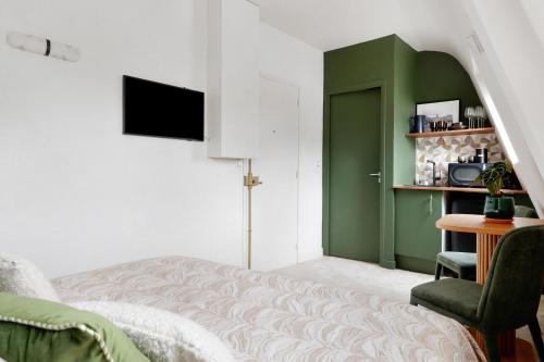 Postel nebo postele na pokoji v ubytování la suite verte du marais