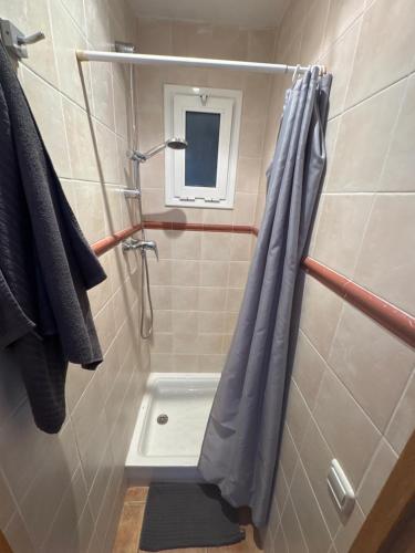 Et badeværelse på Port Serrallo Apartament