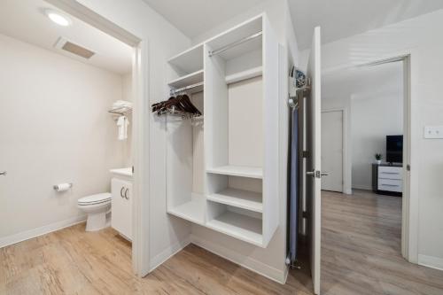 Ένα μπάνιο στο Spectacular 1bd1bth Apt At The Rim I Gym