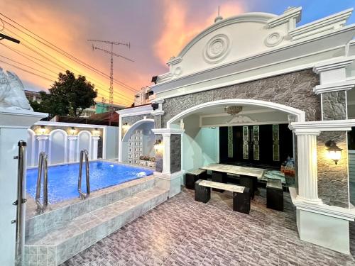 a home with a jacuzzi tub in the backyard at Marina Villa, North Pattaya in Pattaya North