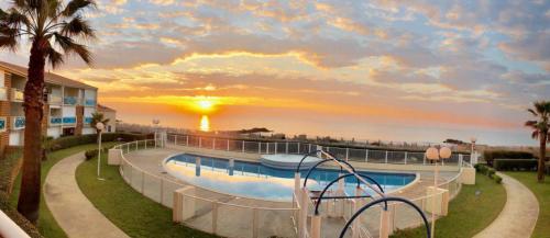 Petite maison dans résidence avec piscine et accès direct à la mer